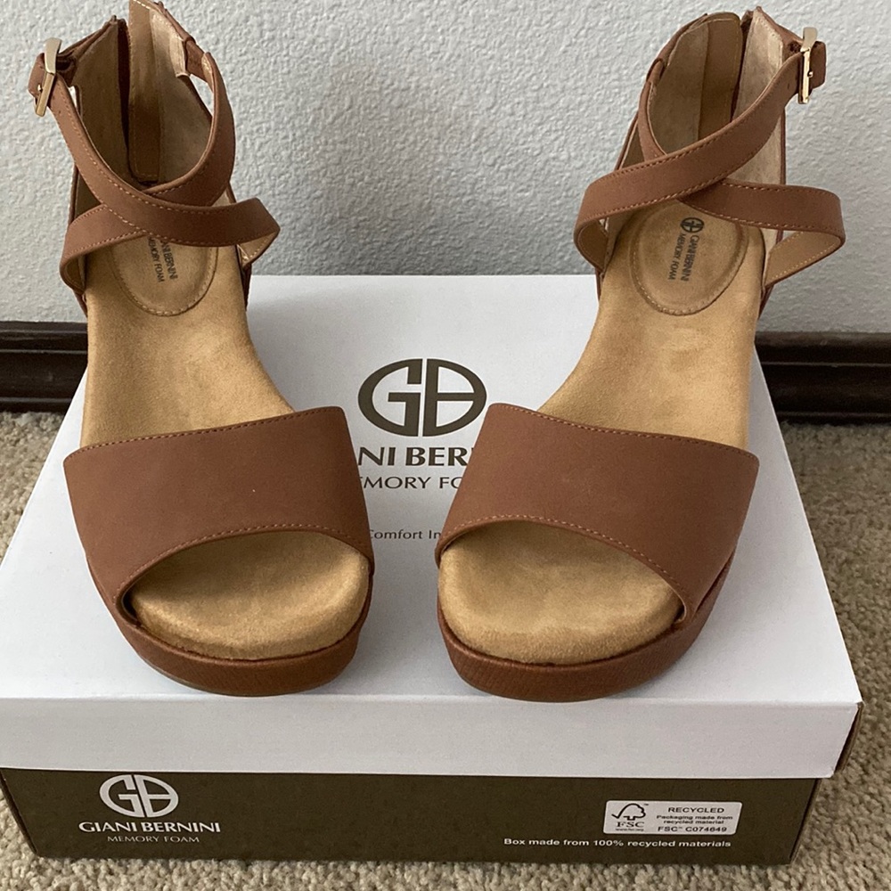 Giani Bernini Tan Wedges NWT size 7